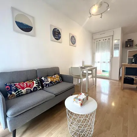 Charming T1 - Parking - Metro St Agne *