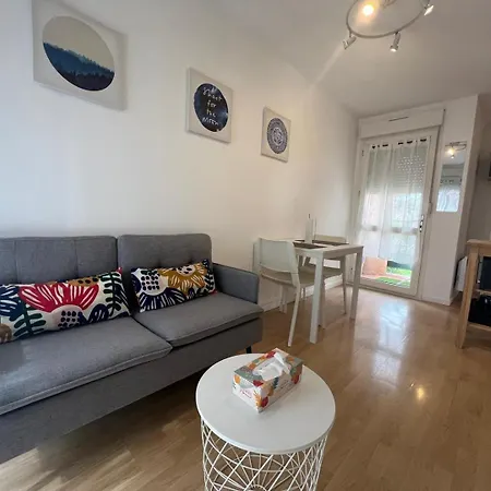 Charming T1 - Parking - Metro St Agne דירה *